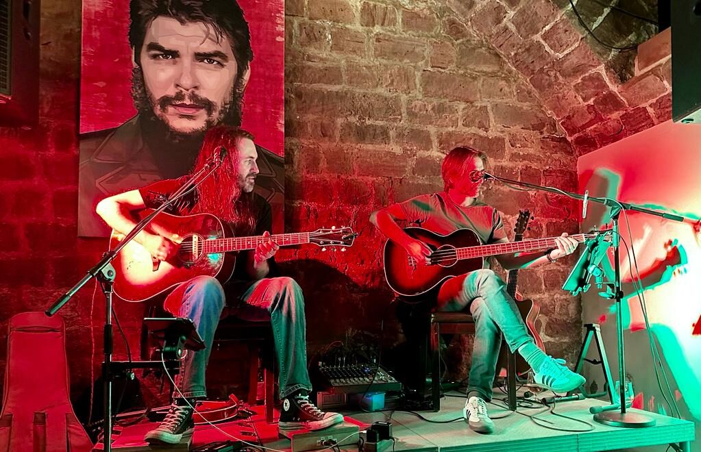 Los dos hombes bühne