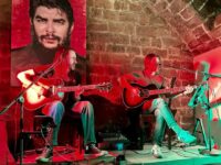 Los dos hombes bühne